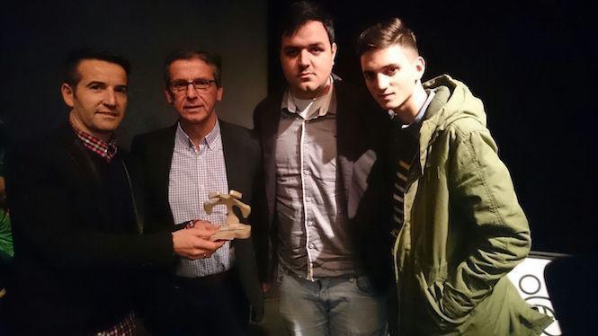 De esquerda á dereita, o presidente do Muxía Álvaro, Terio Carrera, e os muxiáns Felipe e Víctor Alcaina