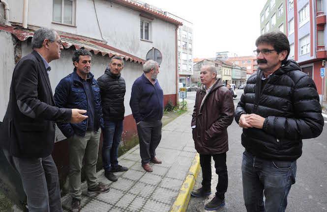 Políticos de Carballo e da Deputación na zona da estrada de Carballo a Sísamo