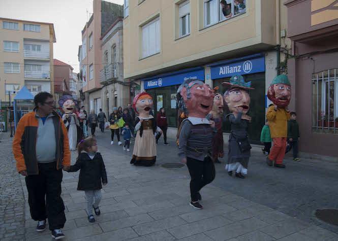 Os Cabezudos de Fisterra no Mercado de Inverno-Foto-Darío Gómez