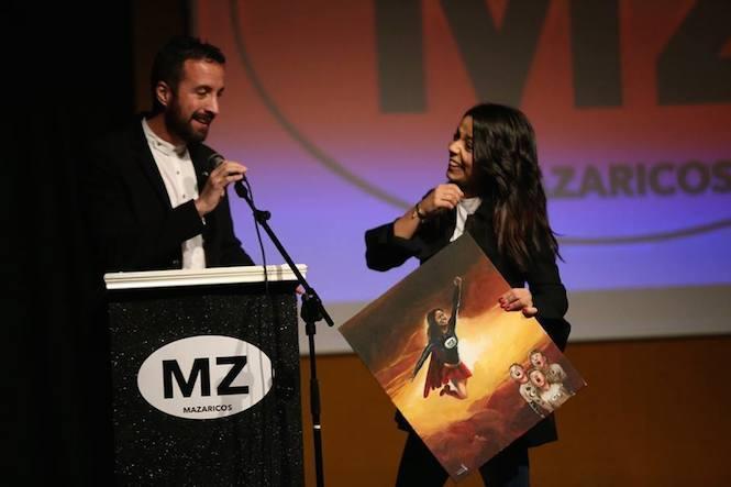 O alcalde entrega un cadro a Janet Martínez coa súa caricatura de heroína
