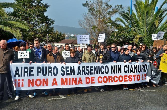 Imaxe dunha das manifestacións contra a mina de ouro de Corcoesto en 2013-Foto-Jose Manuel Ojén