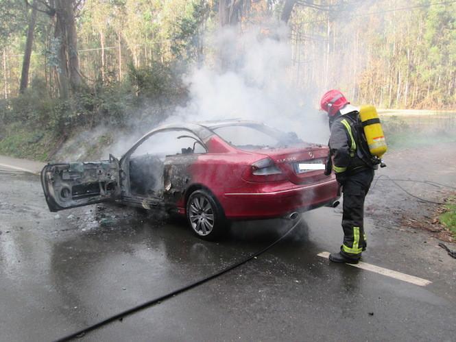 incendio-dun-vehiculo-en-carballo-2