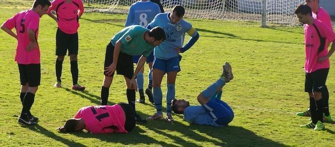 Piti e Nazo, durante un lance do derbi camariñán - Foto: CF Porteño