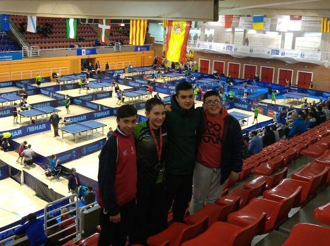 Ana Garcia co sua medalla e rodeada polos xogaderes do AD Zas Jose Angel Brais e Alex