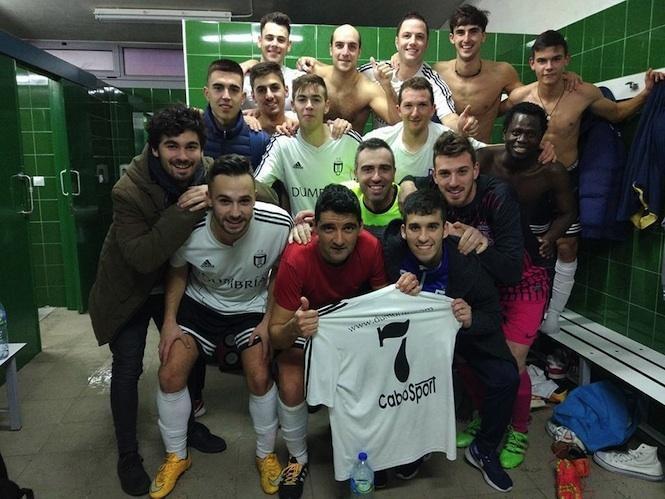 Os futbolistas lembraron ao ausenta Adrián