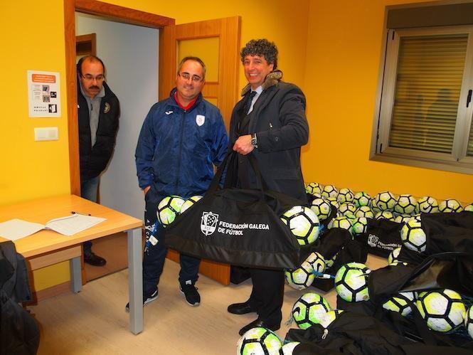 Diego Batalla facendo entrega dos balons ao Lira e Ameixenda