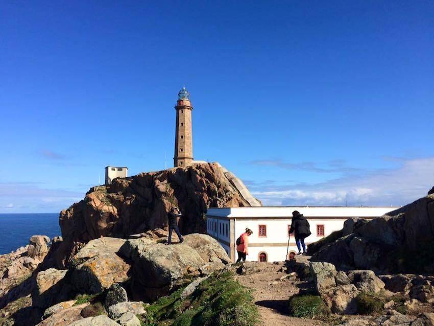 Varios turistas disfrutando no Cabo Vilán