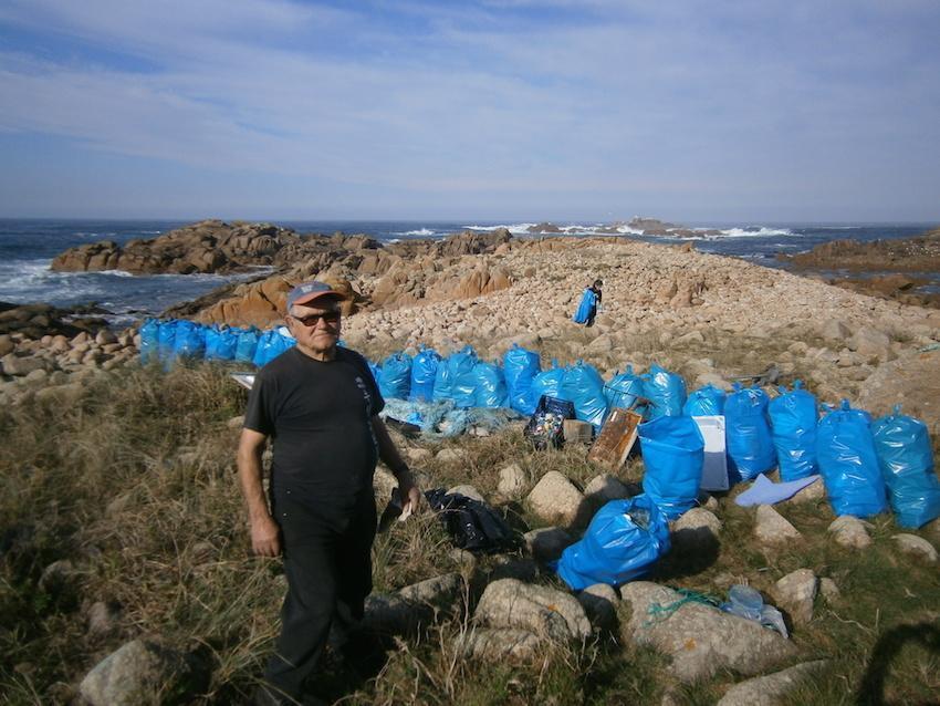 Voluntarios de Mar de Fabula limpando en Punta Caghada de Camariñas
