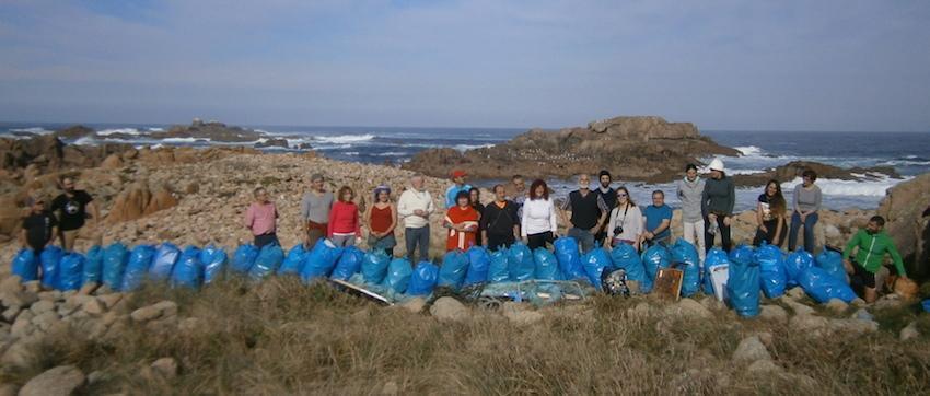 Voluntarios de Mar de Fabula limpando en Punta Caghada de Camariñas