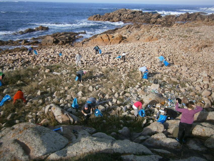 Voluntarios de Mar de Fabula limpando en Punta Caghada de Camariñas