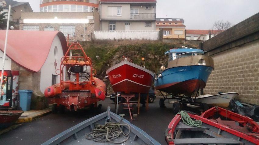 O temporal obriga as subir as embarcacions auxiliares a terra en Laxe