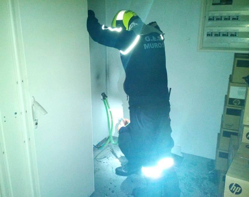 Ges de Muros sofocando un incendio no PAC