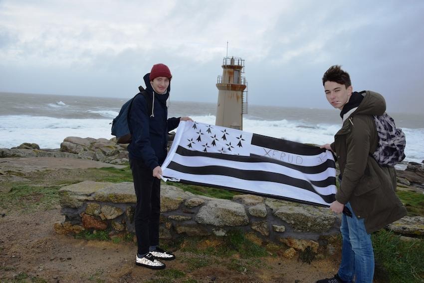 Franceses de intercambio no Agra Raices en Muxia coa bandeira da Bretana-Foto-Rafa Quintans