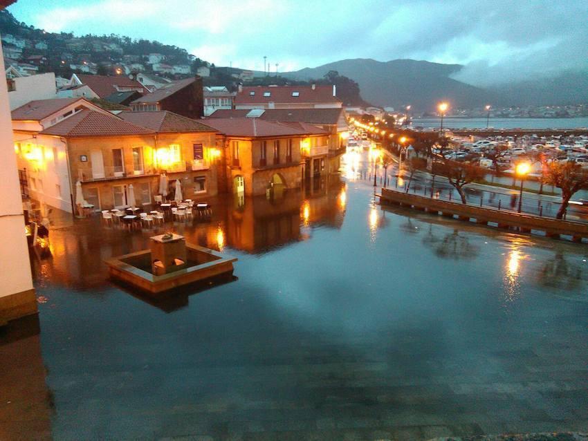 Inundacion na praza do Concello de Muros