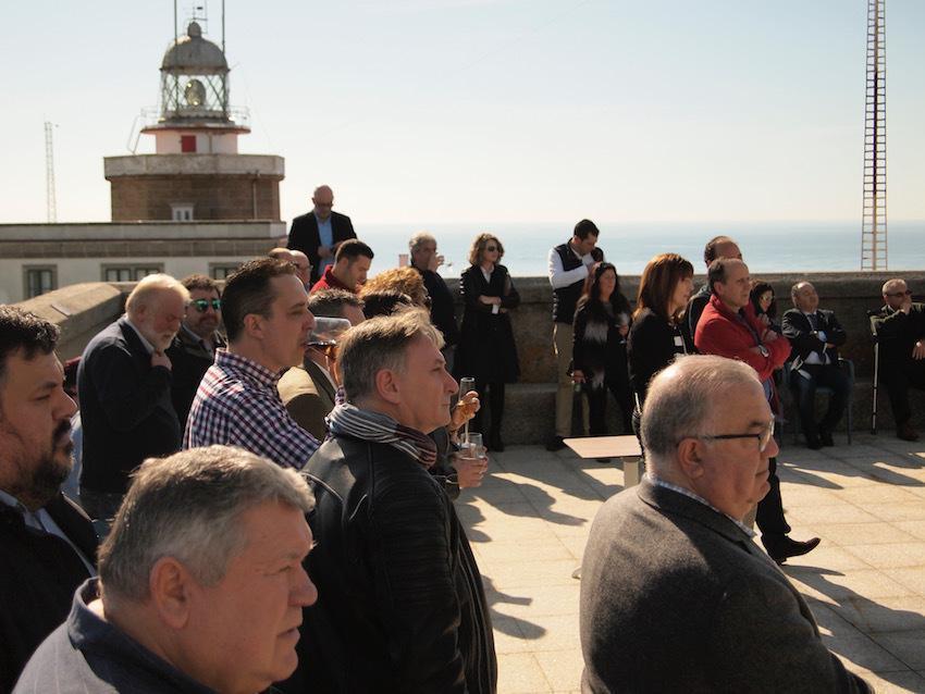 Asistentes a inaguracion do Faro Fisterra