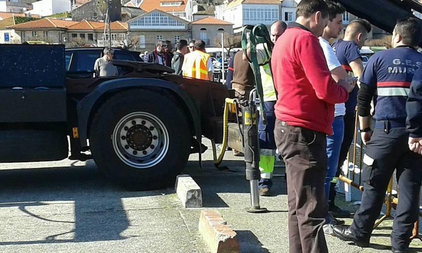 Moita expectacion e consternacion no porto de Muros-Foto-GES