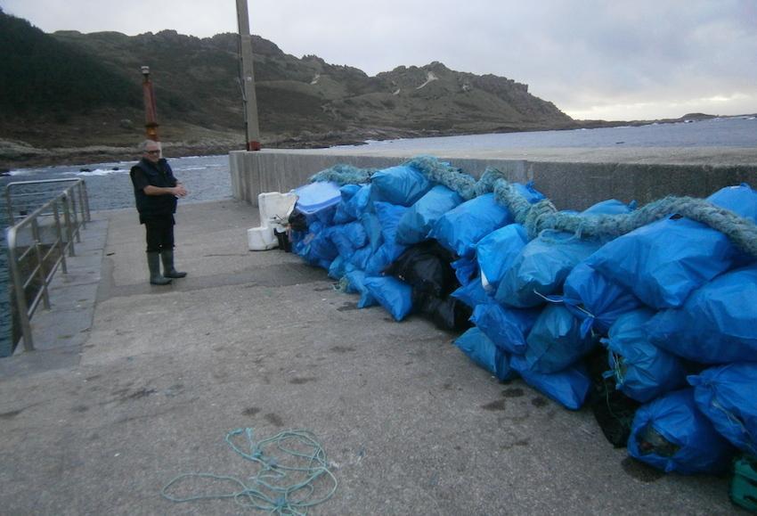 55 sacos de lixo xa están no porto de Santa Mariña
