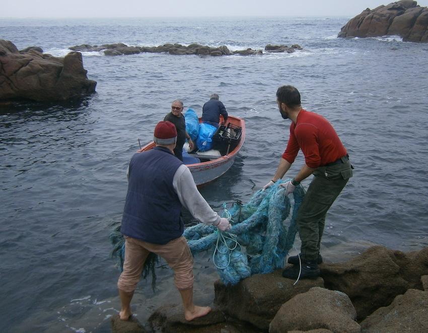 Voluntarios de Mar de Fabula recuperando lixo marino en Punta Caghada