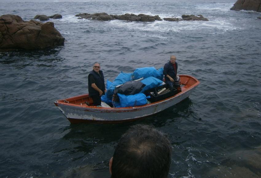 Voluntarios de Mar de Fabula recuperando lixo marino en Punta Caghada