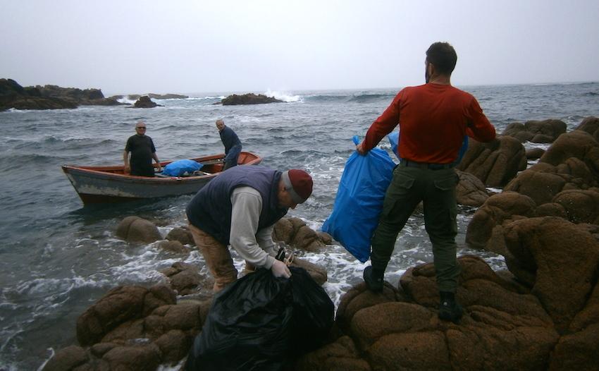 Voluntarios de Mar de Fabula recuperando lixo marino en Punta Caghada
