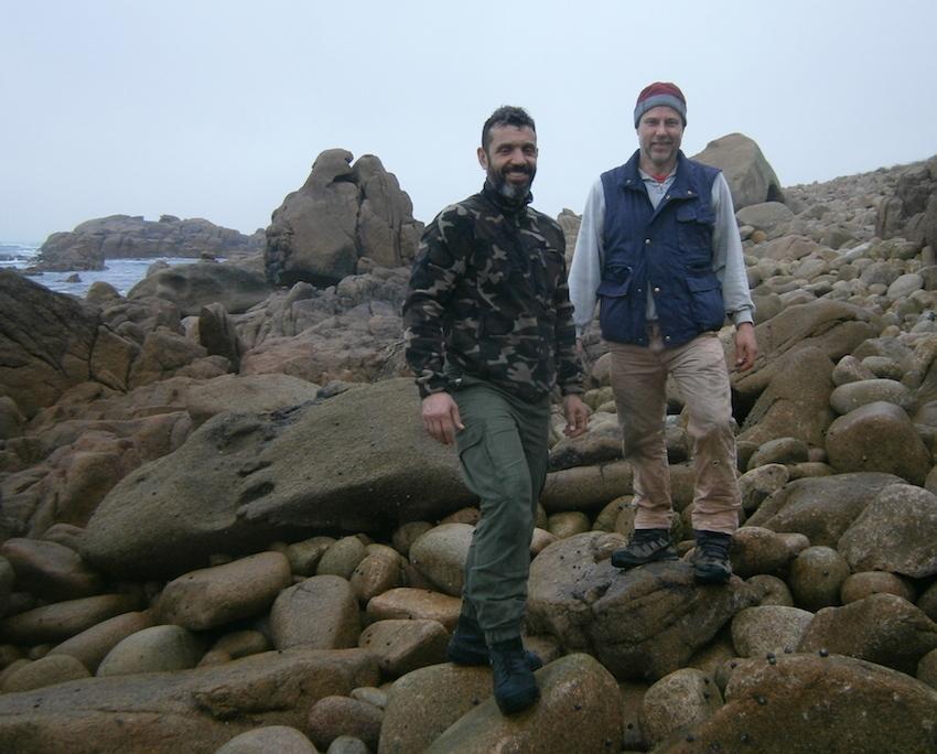 Voluntarios de Mar de Fabula recuperando lixo marino en Punta Caghada