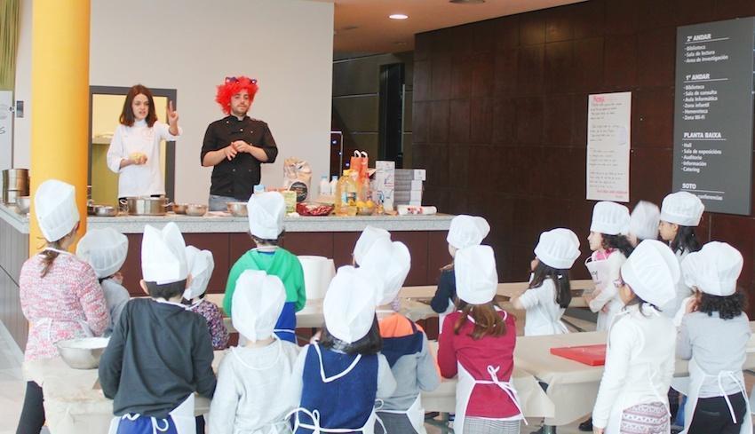 Ana Oca e Raul Gonez dando un obradoiro en Vimianzo
