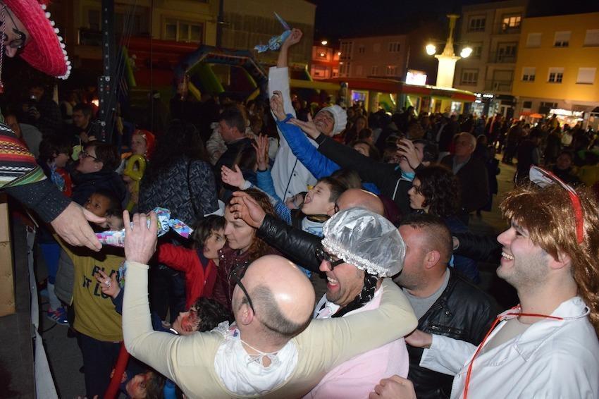 Regalando chuches no Entroido de Vimianzo-Foto_Rafa Quintans