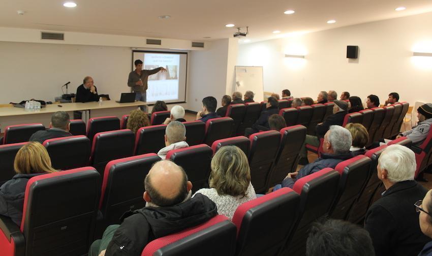Fernando Carrera explicando a importancia do patrimonio a propietarios vimianceses
