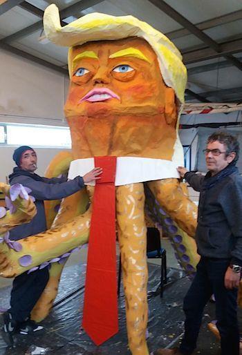 O Maese Miguel e Luis Benlloch co Polbo Trump de Fisterra