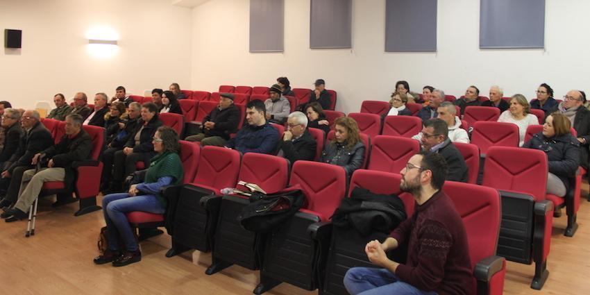 Propietarios de terreos con patrimonio megalitico na charla informativa de Vimianzo