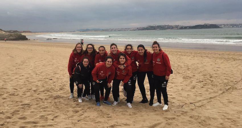 Xogadoras do Fisober na praia con Santander ao fondo