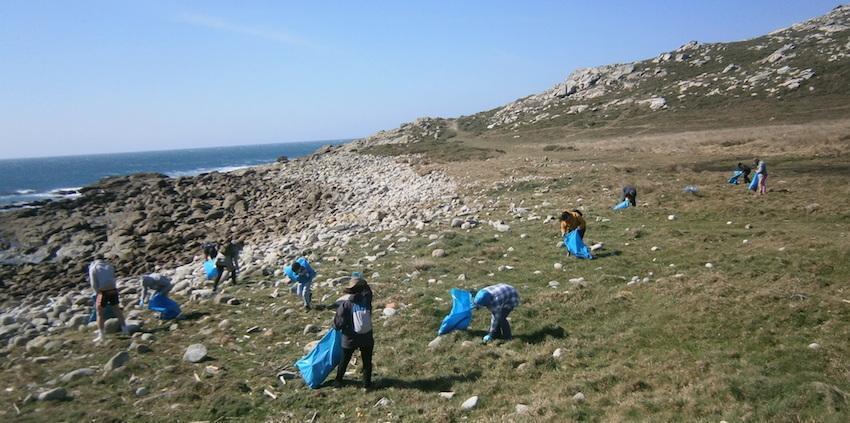 Os voluntarios de Mar de Fábula recolleron 48 sacos de plásticos e demais lixo no Coído de Touriñán