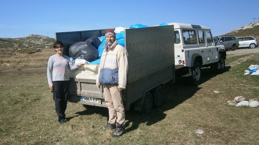 Os voluntarios de Mar de Fábula recolleron 48 sacos de plásticos e demais lixo no Coído de Touriñán