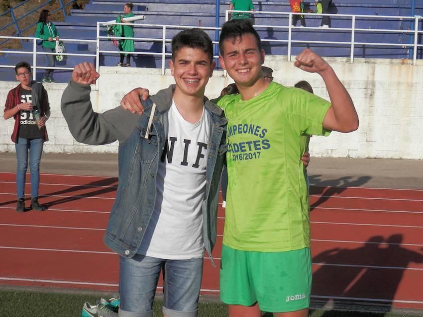 Mateo con Isaac Fabregas celebrando o titulo do Fisterra