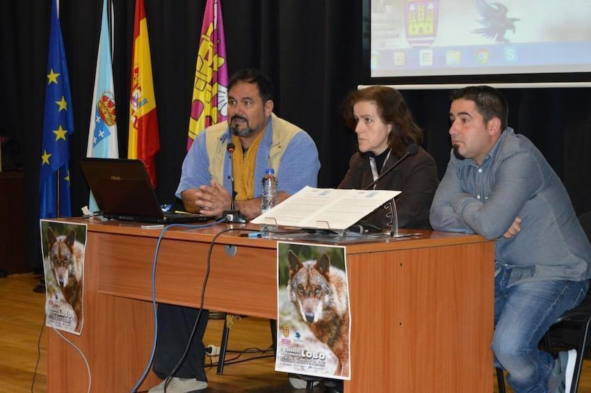 Manuel Calvo, director técnico das xornadas e xerente da empresa medioambiental Spartana Control Service, xunto coa alcaldesa de Santa Comba