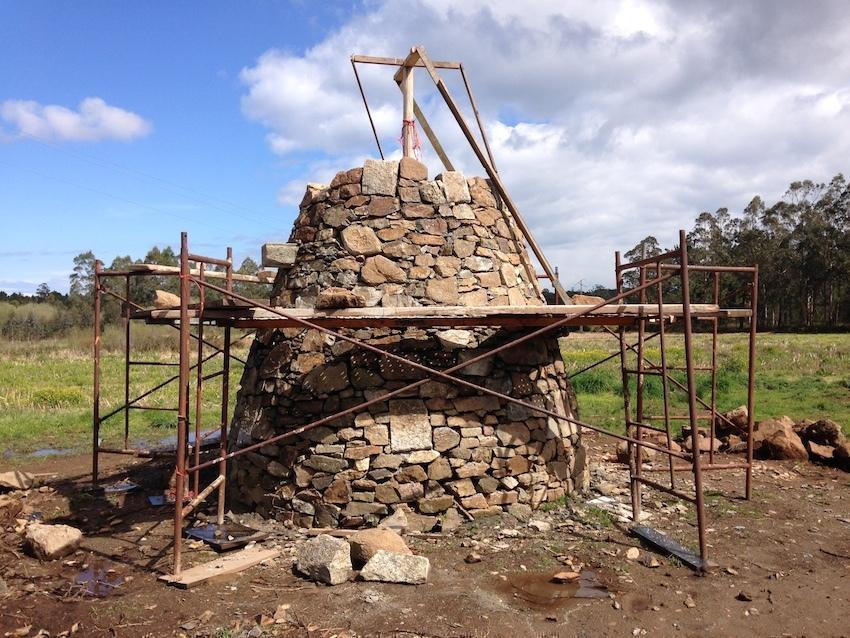 Milladoiro das Pozacas de Cerqueda-Malpica en construcion marzo17