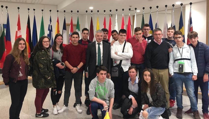 Alumnos do IES Pedra da Aguia con Pepe Blanco no Parlamento Europeo