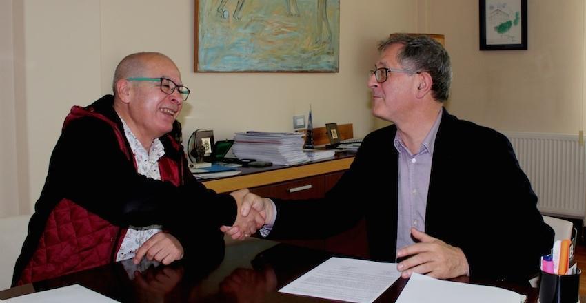 Xosé Regueira e Evencio Ferrero asinaron o convenio entre Deputación e Concello de Carballo