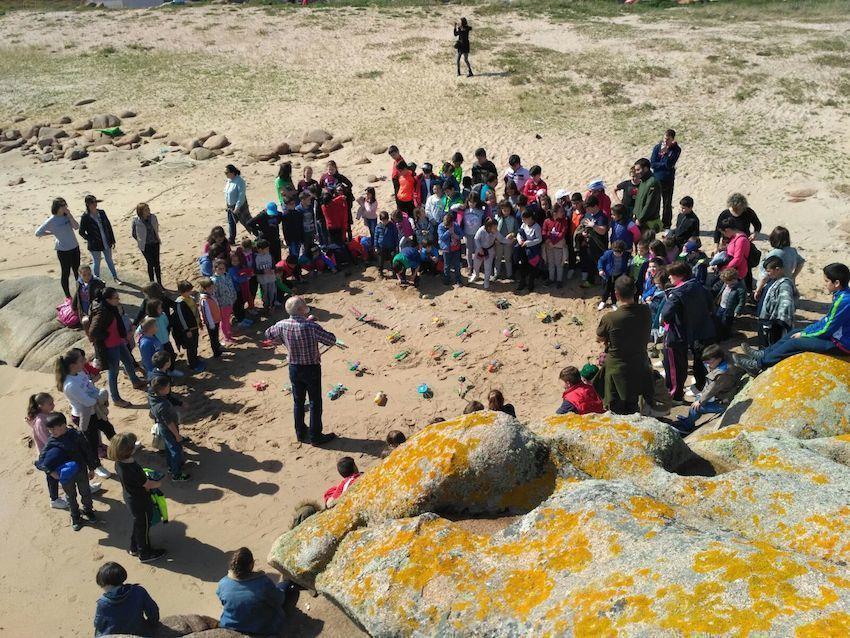 Xose Manuel Barros ensinando aos rapaces Criaturas Caoticas de Mar de Fabula