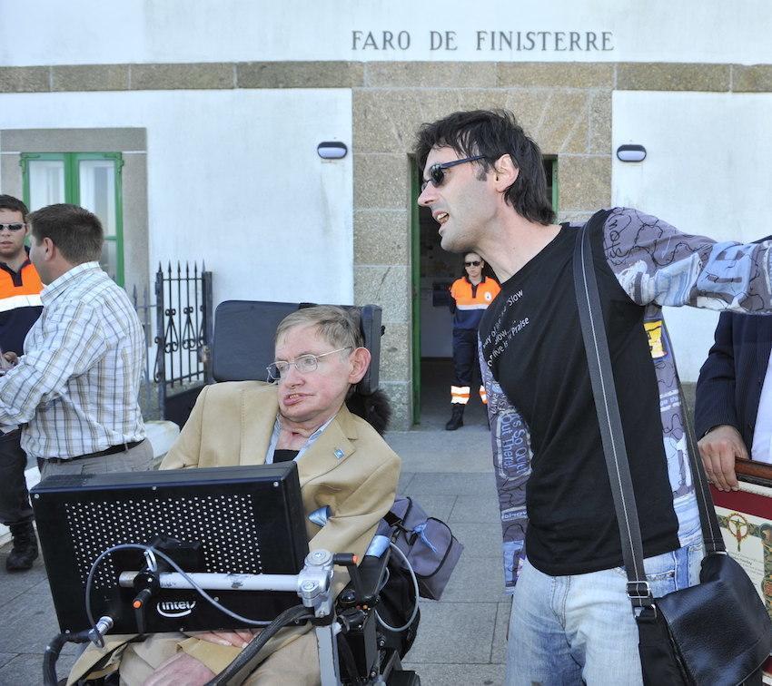 Stephen Hawking con Jorge Mira no Faro Fisterra