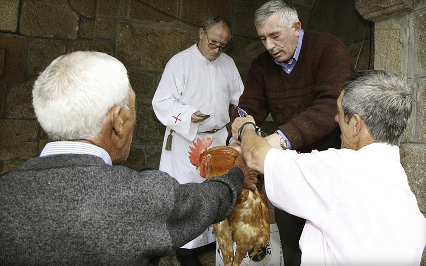 O parroco de Carnes Don Pedro recibira unha homenaxe