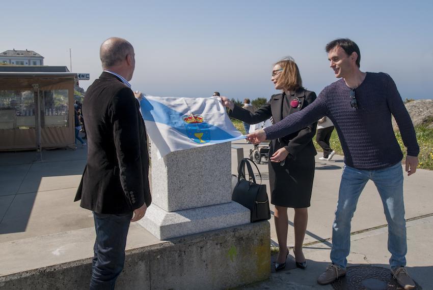 Jorge Mira a Consul de Londres e Pepe Marcote descubrindo a placa da praza Stephen Hawking-Foto-Dario Gomez