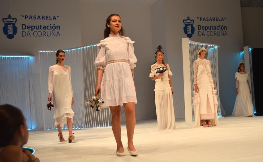 A modelo costeira Nerea Mouzo lucindo un vestido de Sara Lage na Mostra