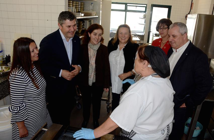 Ovidio Romero e Maria Pose na cocina do CEIP Barrie de la Maza de Santa Comba