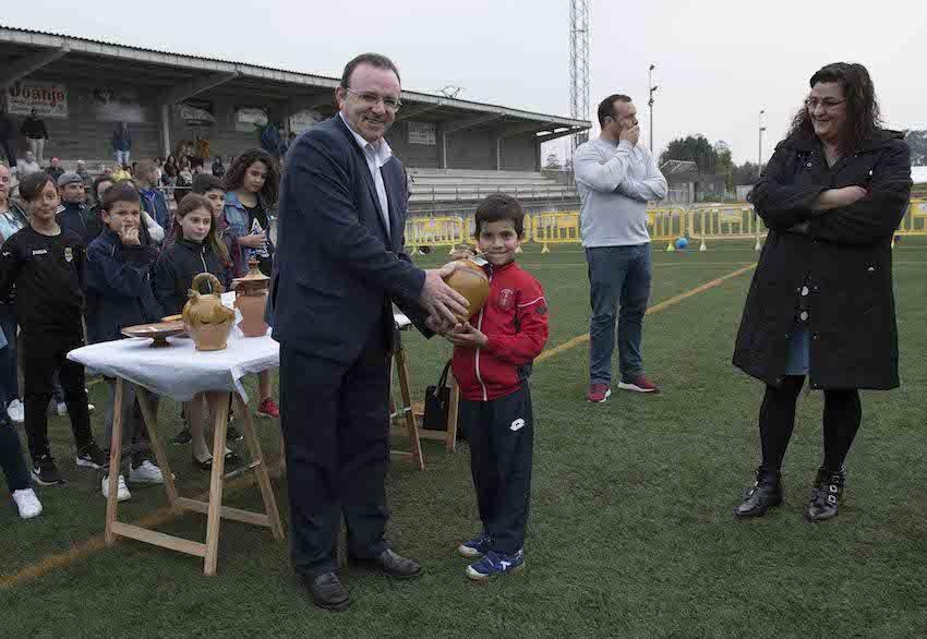 Pablo Mosquera mellor xogador prebenxamin co alcalde de Malpica