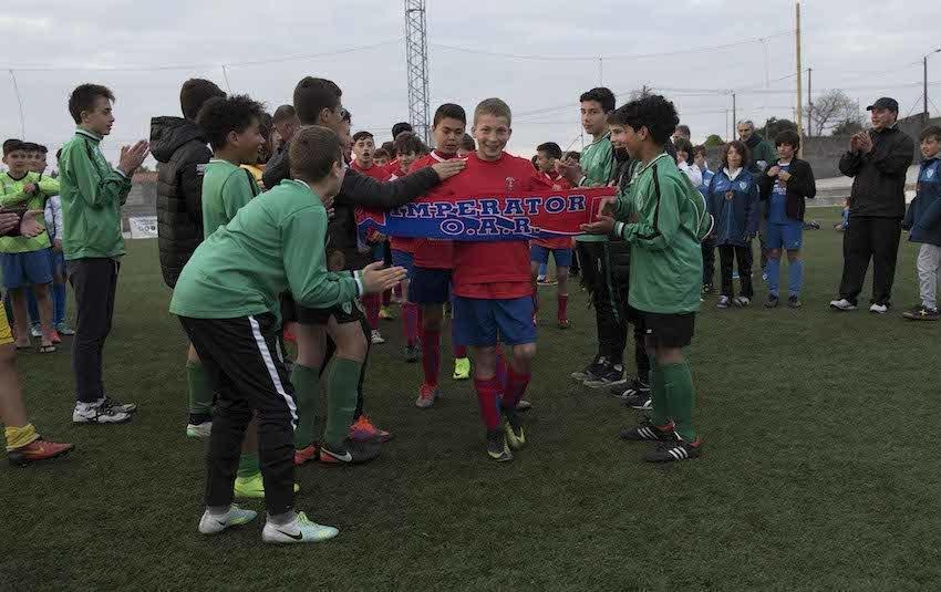 O ambiente reinou en Xaviña, como o demostra esta imaxe na que o Xallas faille pasillo ao Imperátor infantil
