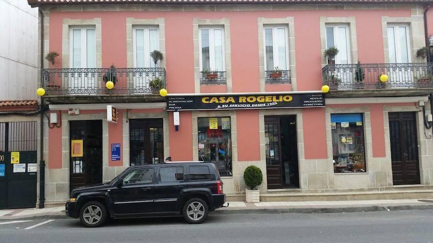 Asi estaba engalanado Casa Rogelio o ano pasado coas pelotas amarelas