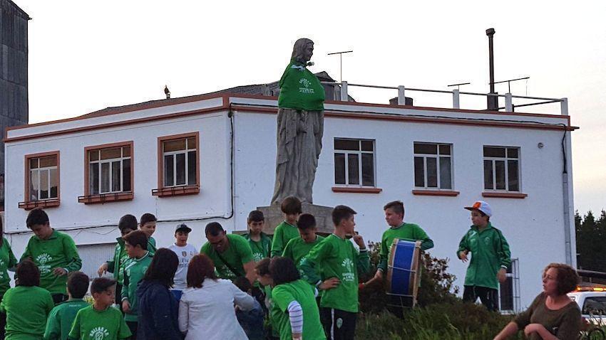 Xallas celebrando o titulo Alevin na estatua de Santa Comba