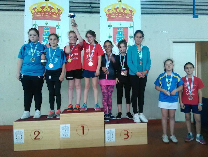 Podio feminino no campionato de tenis de mesa de Zas