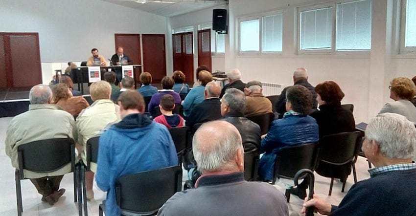 Rafael Lema presentou en Cances o seu libro Cronica Maritima da Costa da Morte